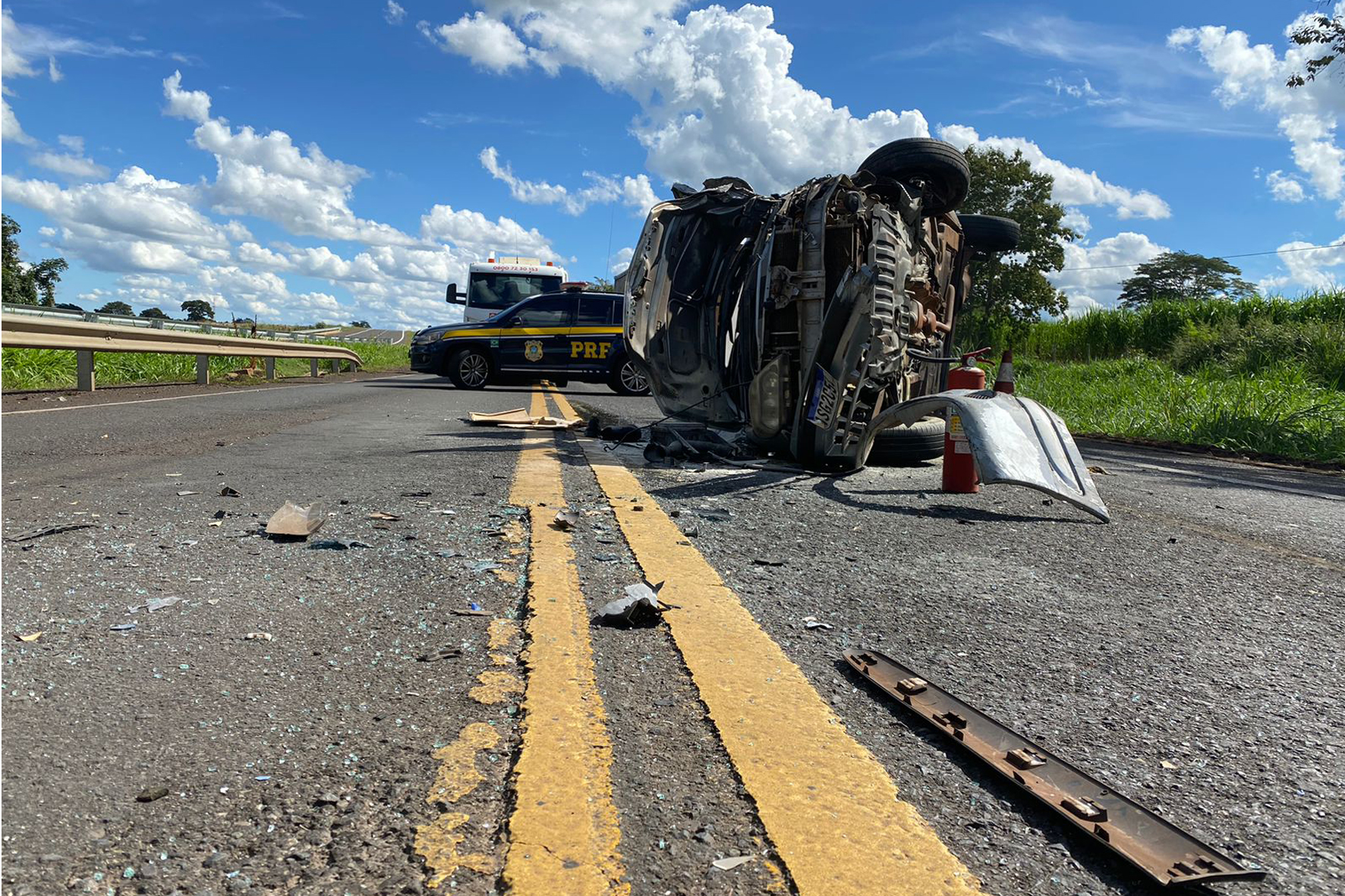 Dois homens ficam feridos em acidente entre carro e carreta na BR-251