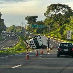 Caminhão carregado com leite em pó tomba no canteiro central da BR-153