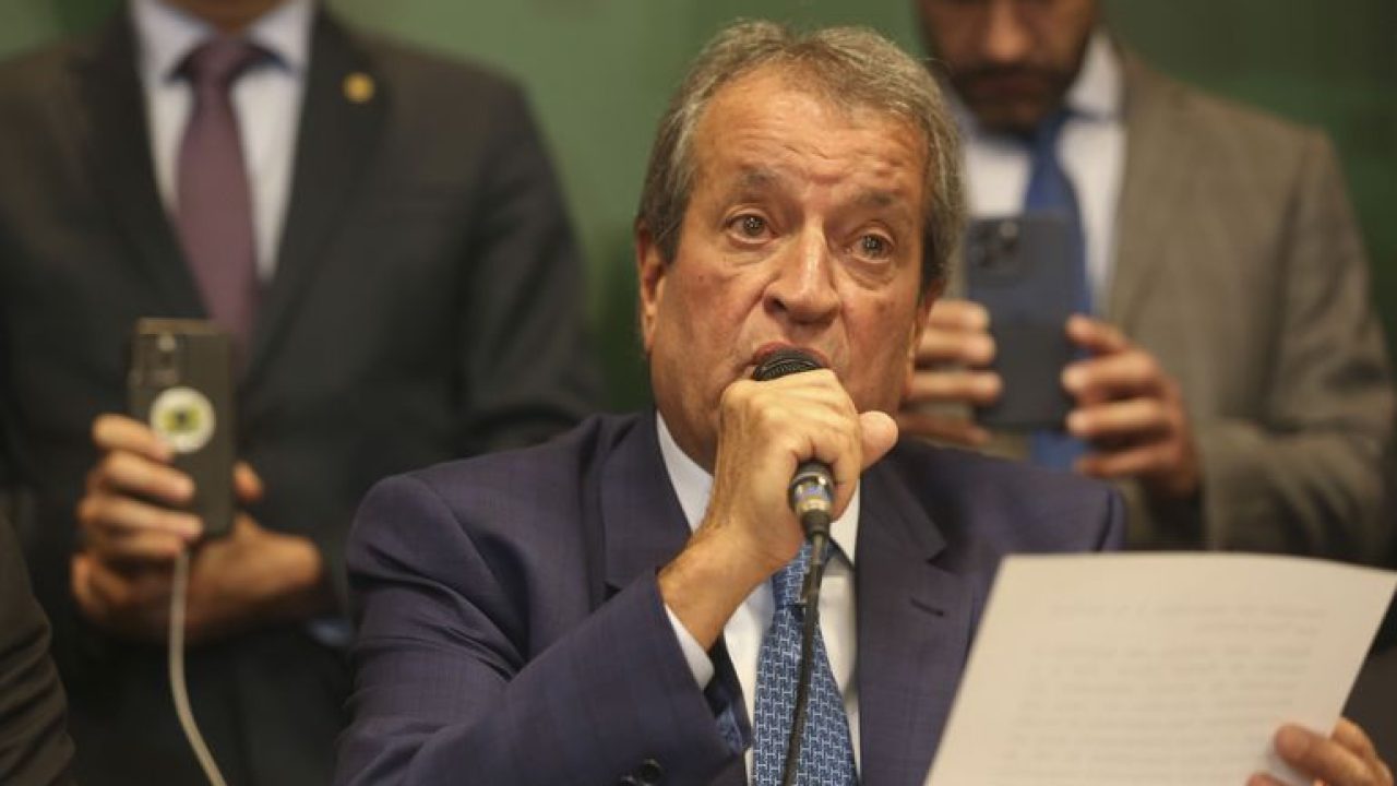 O presidente nacional do Partido Liberal (PL), Valdemar Costa Neto, fala com a imprensa no Centro de Eventos e Convenções Brasil, em Brasília.